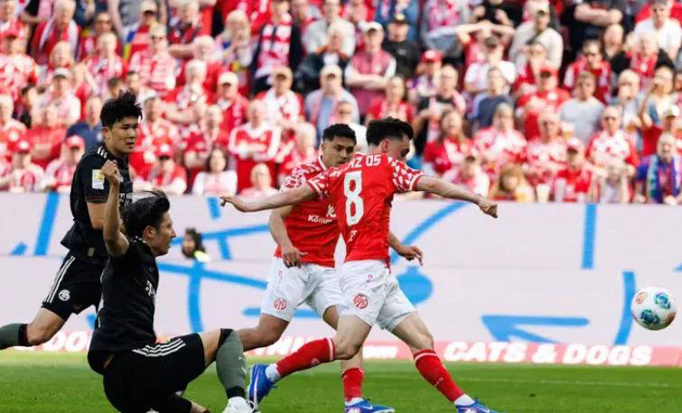 拜仁遭遇重创！半场落后三球，四年来首次，乌尔比希表情尴尬